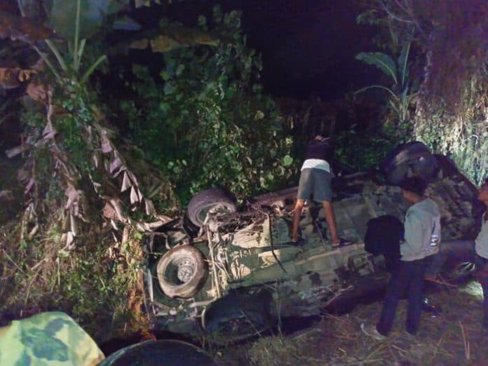 mobil_xenia_jatuh_dan_terguling_masuk_irigasi_di_jalan_besar_sidamanik