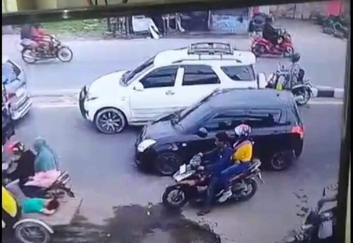 modus_bantu_korban_kecelakaan_seorang_pria_malah_bawa_kabur_sepeda_motor