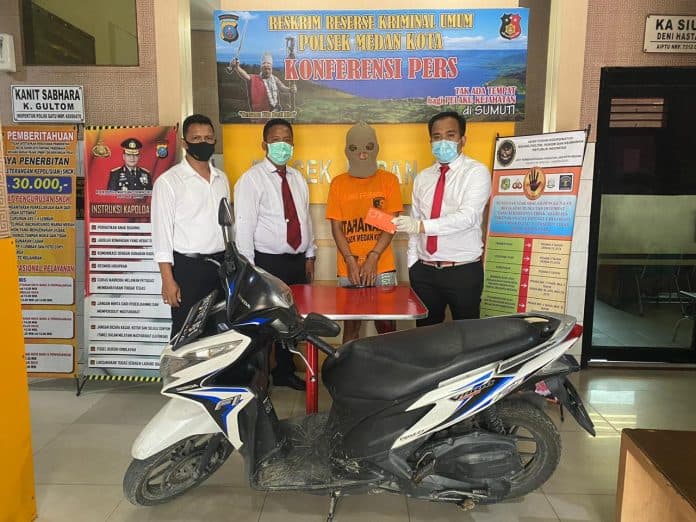 modus_beli_kopi_pencuri_handphone_diciduk_polisi