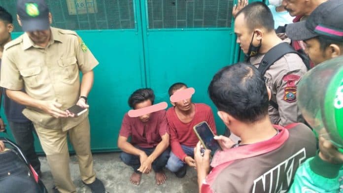 modus_minta_uang_gotong_royong_dua_pria_berhasil_curi_ponsel