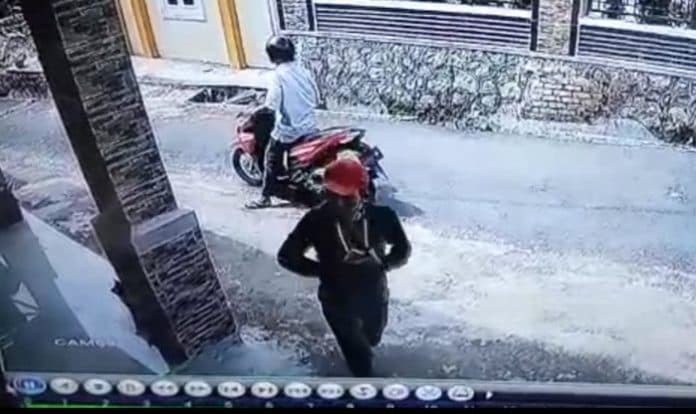 modus_pura_pura_beli_aksi_penjambret_hp_terekam_cctv_ini_videonya