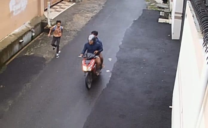modus_pura_pura_bertanya_hp_pelajar_dirampas_dua_pemuda_naik_sepeda_motor