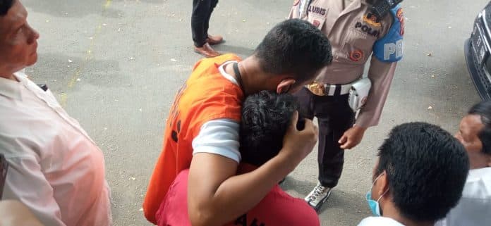 momen_akbp_ah_peluk_anaknya_saat_rekonstruksi