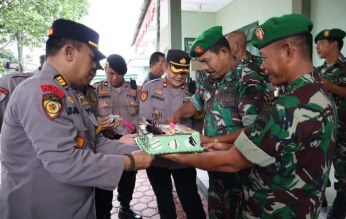 momen_anggota_polri_di_sumut_berikan_surprise_dalam_rangka_hut_ke_79_tni