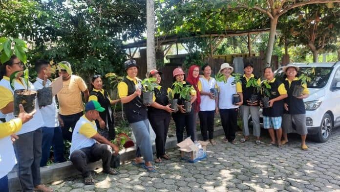 momen_hari_lingkungan_hidup_bitra_indonesia_tanam_pohon_dan_bersih_bersih_di_nagori_panombeian