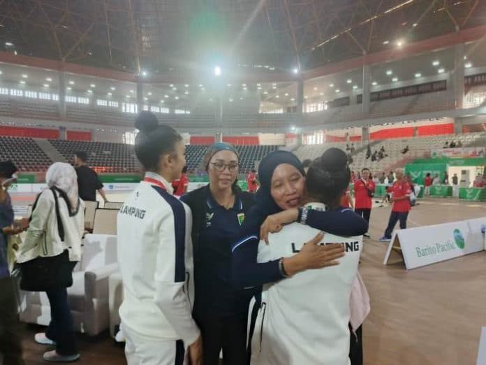 momen_haru_tri_wahyuni_raih_medali_emas_di_pon_ketiganya