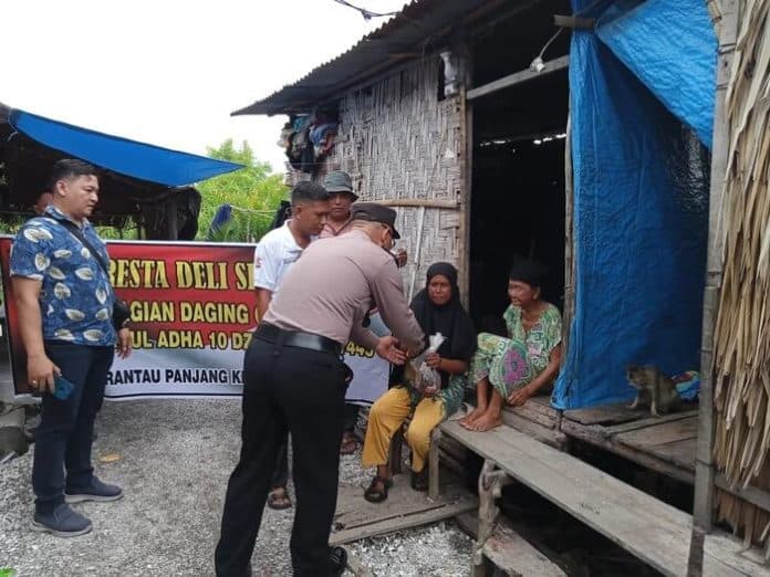 momen_idul_adha_kapolresta_deli_serdang_antarkan_daging_kurban_ke_warga_di_pemukiman_kumuh