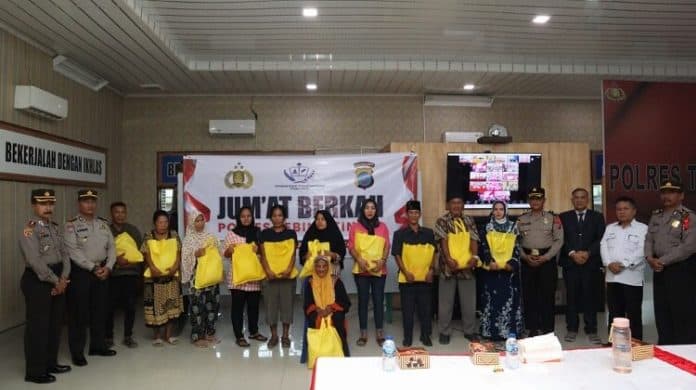 momen_jumat_berkah_polres_tebing_tinggi_bagikan_beras_bagi_warga_kurang_mampu