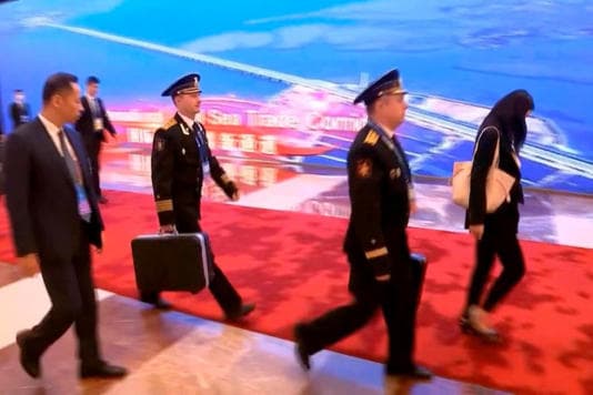 momen_langka_presiden_putin_boyong_koper_nuklir_saat_berkunjung_ke_china