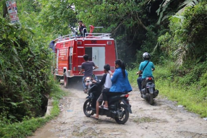 momen_mobil_damkar_kesulitan_padamkan_api_di_simalungun