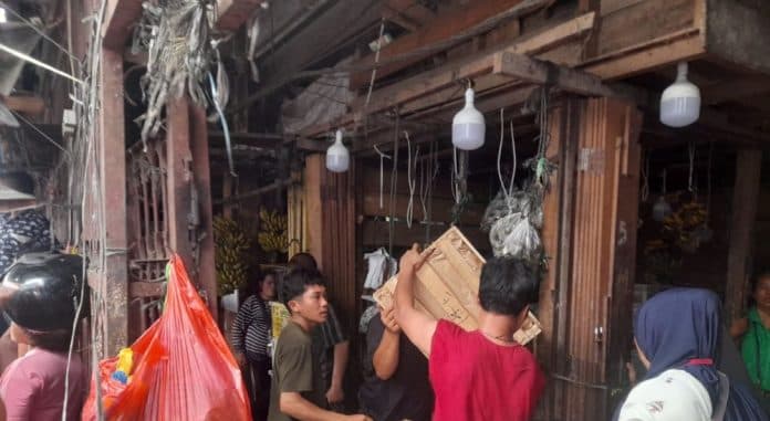 momen_pedagang_evakuasi_barang_saat_kebakaran_di_pasar_horas