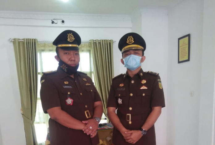 monang_sidauruk_dan_richard_sembiring_bertugas_di_kejari_tobasa