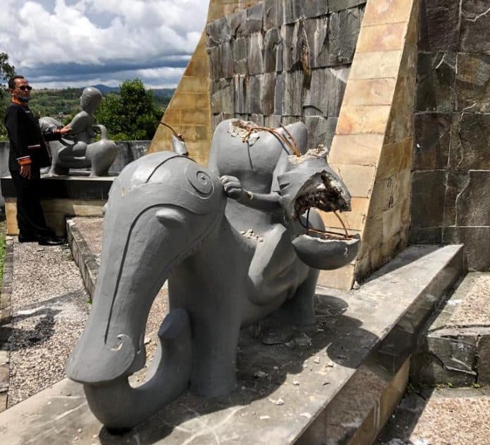 monumen_pemekaran_kabupaten_pakpak_bharat_dirusak_otk