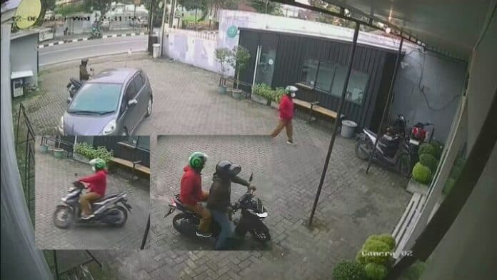 motor_hilang_di_sei_batang_hari_medan_pelaku_pakai_helm_ojol