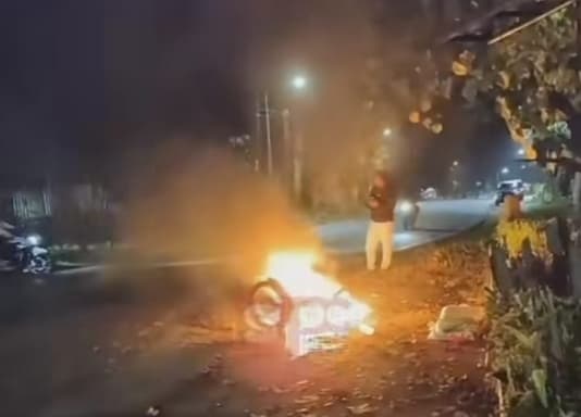 motor_terbakar_saat_isi_bbm_di_jalan_sisingamangaraja_siantar
