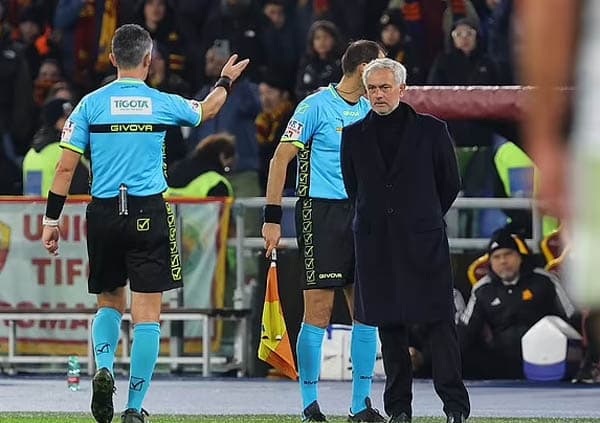 mourinho_diusir_wasit_saat_roma_ditahan_atalanta_1_1