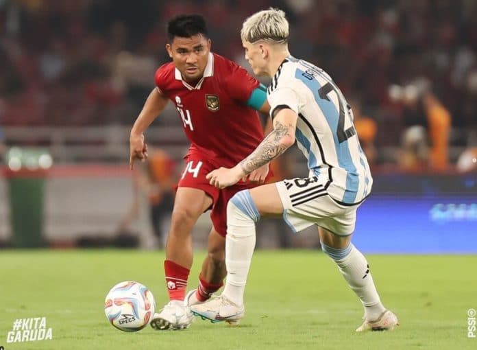 mu_kepincut_duel_asnawi_mangkualam_dengan_alejandro_garnacho_saat_laga_timnas_indonesia_hadapi_argentina