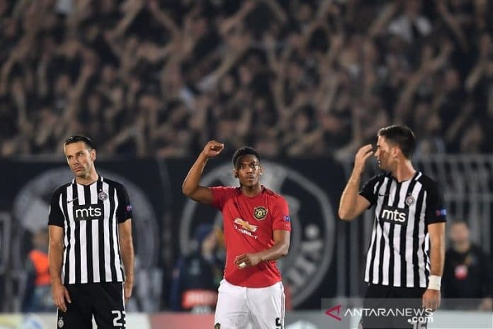 mu_menang_berkat_penalti_az_lumat_astana_6_0