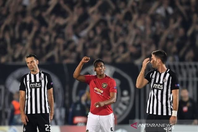 mu_menang_berkat_penalti_az_lumat_astana_6_0