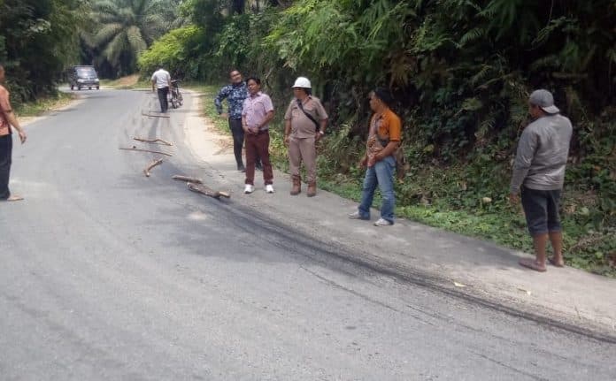 muatan_cpo_berceceran_di_jalan_deli_serdang_pengendara_sepeda_motor_tergelincir