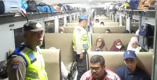 mudik_tahun_baru_polisi_cek_penumpang_di_stasiun_kereta_api_tebing_tinggi