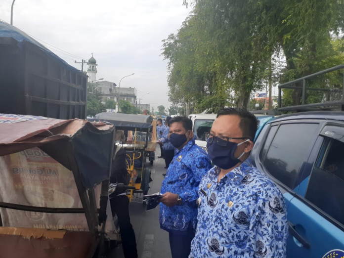 mulai_abang_becak_hingga_nenek_miskin_dapat_paket_sembako