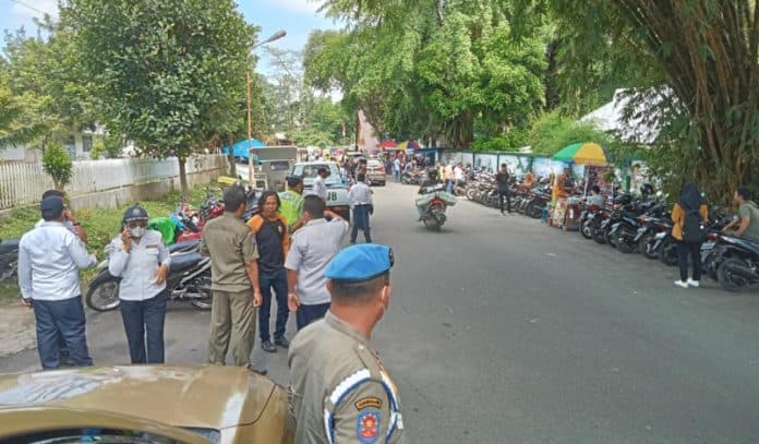 mulai_hari_ini_hingga_1_mei_2023_parkir_di_depan_taman_hewan_siantar_gratis