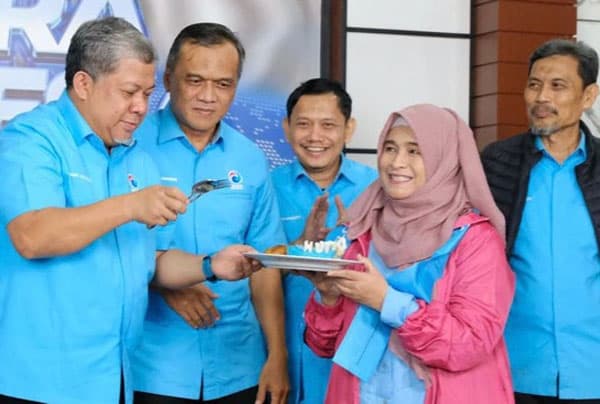 mundur_dari_partai_ummat_neno_warisman_resmi_ke_partai_gelora