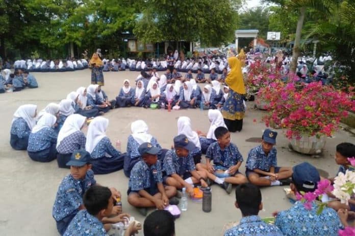 munggahan_pelajar_smpn_1_beringin_makan_melingkar_di_halaman_sekolah