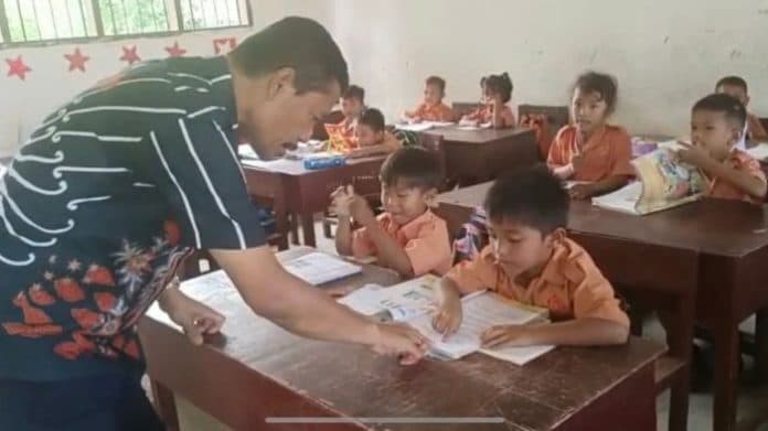 murid_kelas_i_sd_harus_bisa_baca_kadisdik_simalungun_jika_tidak_kepseknya_kita_evaluasi