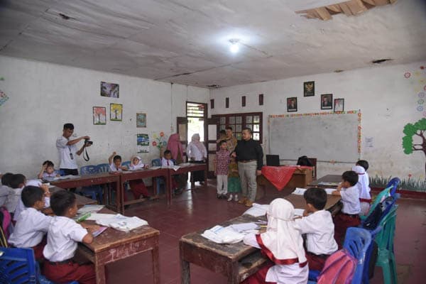 murid_sd_di_pargarutan_terima_susu_gratis_dari_bupati_tapsel