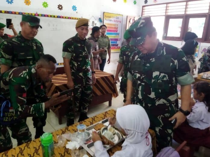 murid_tk_dan_sd_di_deli_serdang_makan_siang_bergizi_dari_mobil_dapur_tni