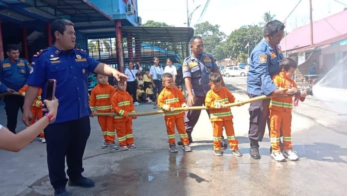 murid_tk_study_tour_ke_kantor_dinas_damkar_dan_penyelamatan_kota_siantar