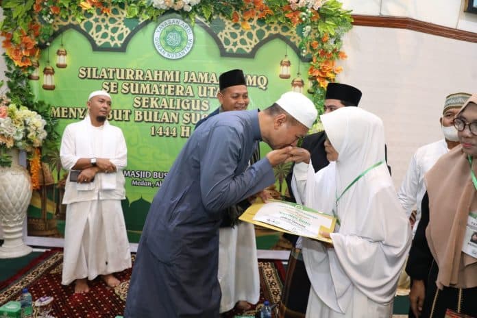 musa_rajekshah_berikan_paket_umrah_ke_tiga_jemaah_imq