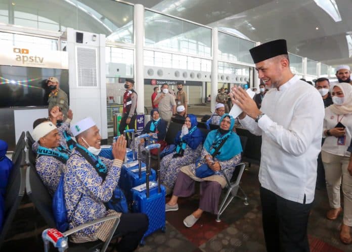 musa_rajekshah_lepas_435_jemaah_umrah_keberangkatan_perdana_pascapandemi