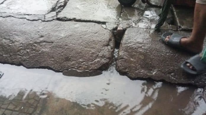 musim_hujan_selokan_di_porsea_meluap_hingga_rendam_rumah_warga