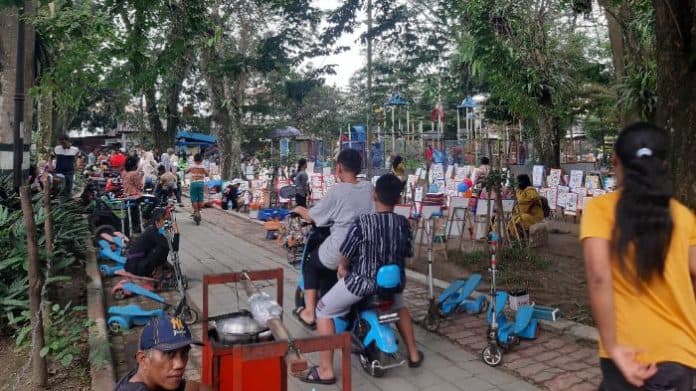 musim_liburan_lapangan_merdeka_jadi_lokasi_favorit_pengunjung_di_pematangsiantar