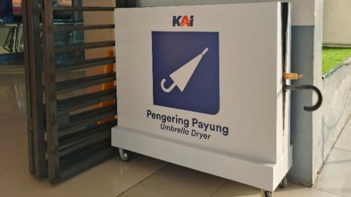 musim_penghujan_26_stasiun_kai_sumut_sediakan_pengering_payung_bagi_penumpang