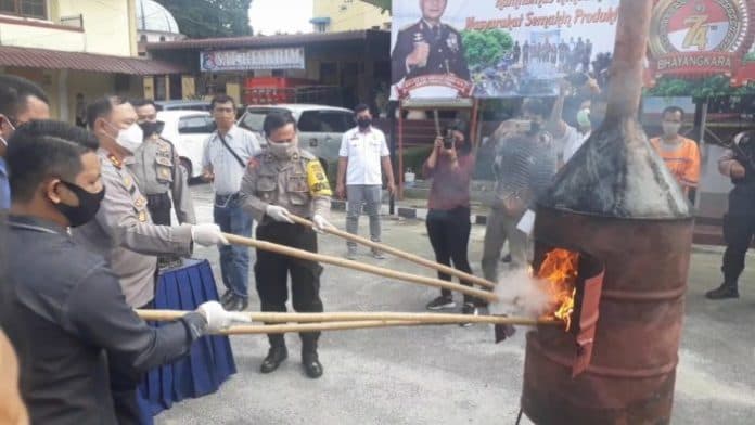 musnahkan_barang_bukti_polres_siantar_bakar_78_kg_ganja_sabu_dan_pil_ekstasi