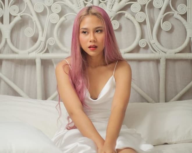 nadin_amizah_ungkap_kekesalan_ketika_manggung_dadanya_diremas