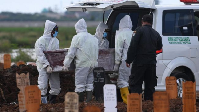 naik_50_persen_pemakaman_dengan_prokes_covid_19_di_jakarta