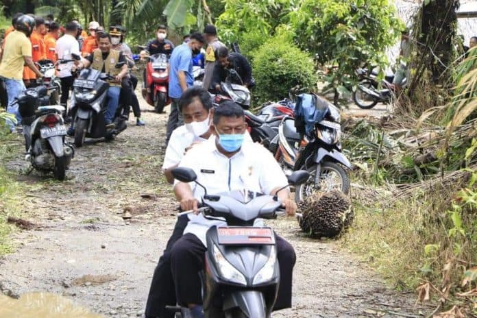 naik_sepeda_motor_wali_kota_binjai_lihat_rumah_warga_terkena_angin_puting_beliung