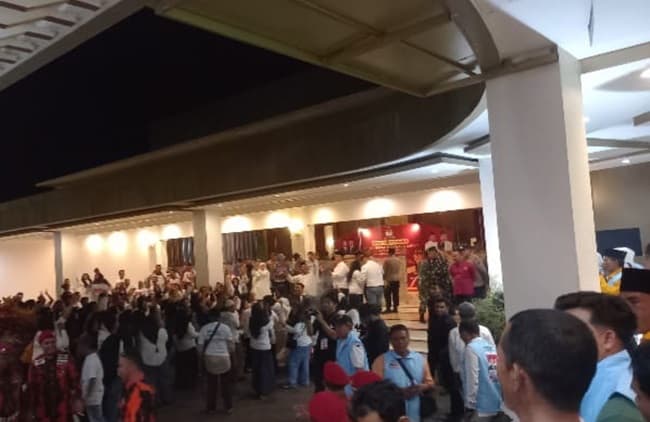 nama_buchori_dan_lanjutkan_menggema_di_lokasi_debat_pilkada_tapsel_2024