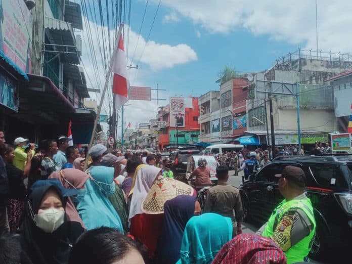 nantikan_kedatangan_jokowi_ratusan_warga_padati_pasar_sukaramai_medan