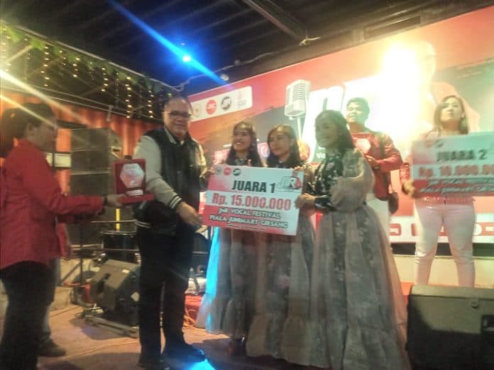 naori_voice_juara_1_festival_jr_cafe_terima_hadiah_rp15_juta