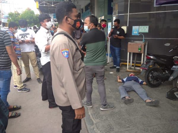nasabah_bank_bca_tewas_di_trotoar_jalan_merdeka_siantar_gunawan_bapak_sakit_sakitan_dan_sempat_mati_suri