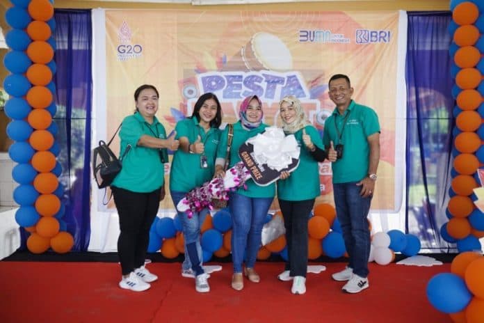 nasabah_bri_unit_ujung_padang_menangkan_hadiah_mobil_di_pesta_rakyat_simpedes