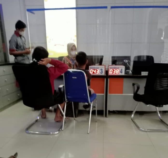 nasabah_kesal_mesin_atm_bri_di_kantor_direksi_ptpn2_tanjung_morawa_sering_rusak