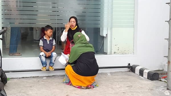 nasabah_pnm_mekar_menangis_setelah_kehilangan_hp_di_pelataran_bni_siantar