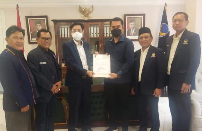 nasdem_serahkan_rekomendasi_balon_wawako_siantar_pada_sondi_silalahi